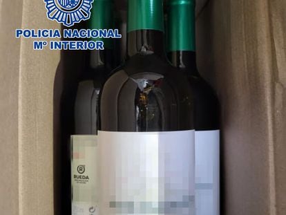 Botellas falsas de vino Verdejo con denominación de origen Rueda requisadas por la Policía Nacional.