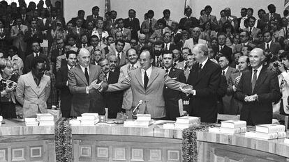Luis Echeverría  en 1976, con el presidente electo José López Portillo y Kurt Walheim, Secretario General de la ONU, puesto al que aspiró.