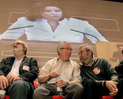 El secretario general de UGT, Cándido Méndez (d); el de CC.OO, Ignacio Fernández Toxo (c) y el secretario de CC.OO de Galicia, Xosé Manuel Sánchez (i), el pasado mes de marzo en la asamblea que los sindicatos celebraron en Santiago para preparar la huelga general. EFE/Archivo