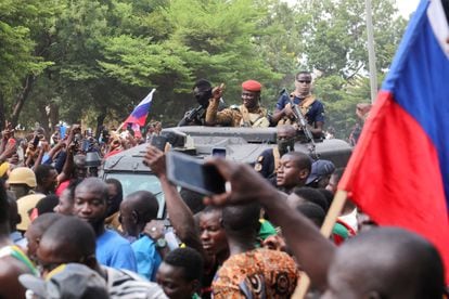 El capitán Ibrahim Traoré, nuevo presidente de Burkina Faso, se dirige a la sede de la televisión RTB este domingo, en Uagadugú, entre vítores de miles de ciudadanos, algunos de los cuales ondeaban banderas rusas.