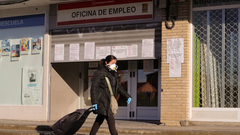 Una mujer pasa ante una oficina de empleo en Madrid.