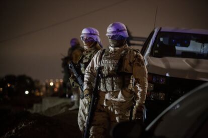 El Ejército mexicano custodian la escena de un homicidio múltiple en Tijuana.