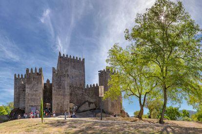 Las mejores vistas de la ciudad portuguesa esperan en lo alto (unos 30 metros) de la Torre del Homenaje del castillo de Guimarães.