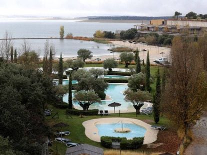 Vista de las piscinas en la urbanización de Valdecañas, en El Gordo (Cáceres). 