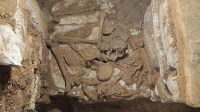 Restos óseos depositados en la cámara funeraría de Palenque.