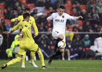 Gameiro se marcha de dos rivales durante el partido en Mestalla.