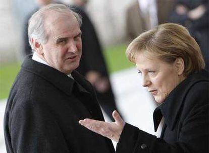 Angela Merkel le indica el paso al primer ministro de Liechtenstein, Otmar Hasler, ayer en Berlín.