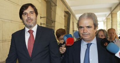 A la izquierda, Buenaventura Aguilera, ex director general de Presupuestos de la Junta de Andalucía, en los juzgados de Sevilla.