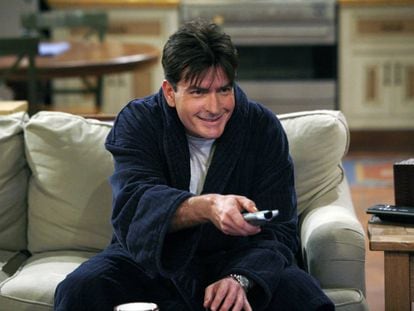 Charlie Sheen (vivo ejemplo de alguien que ha salido más noches de las recomendables) en una escena de la telecomedia 'Dos hombres y medio'.
