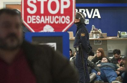 Los colectivos han pasado a ocupar las entidades para evitar los desahucio.