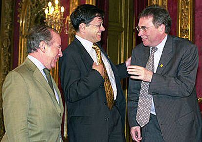 Rato conversa con los ministros de Energía Noé van Hast (Holanda), en el centro, y Brian Wilson (Reino Unido).