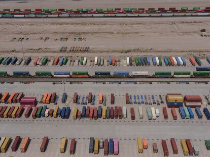 Contenedores de transporte en la terminal intermodal de Union Pacific, en Santa Teresa, Nuevo México, EE UU.