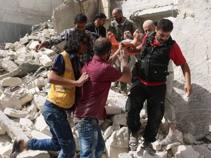 Rescate entre los escombros tras un bombardeo en Alepo. A. A. AFP