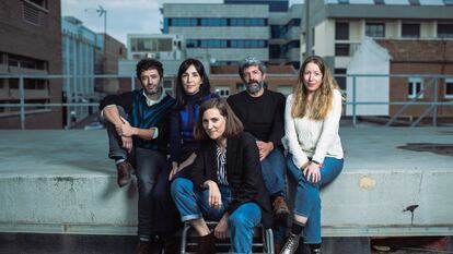 Desde la izquierda, Rodrigo Sorogoyen, Alauda Ruiz de Azúa, Carla Simón (delante), Alberto Rodríguez y Pilar Palomero, en la azotea de EL PAÍS.
