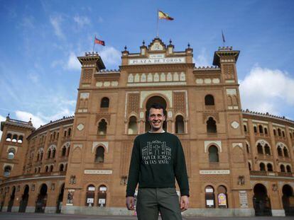 El guía turístico Yoann Meurs, a las afueras de la plaza de toros de Las Ventas, en Madrid.