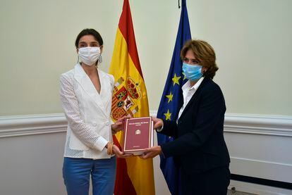 La ministra de Justicia, Pilar Llop, recibe de manos de la Fiscal General del Estado, Dolores Delgado, la Memoria Fiscal 2020.