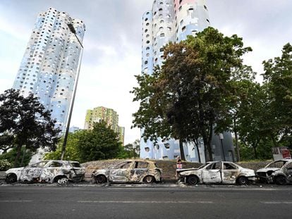 Coches quemados durante los disturbios en una calle de Nanterre, el 30 de junio.