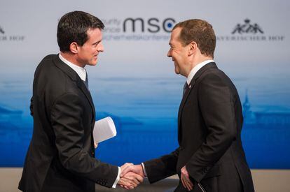 Los primeros ministros de Francia, a la izquierda, y Rusia se saludaban este sábado en la conferencia de Munich.