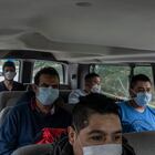 Mexicanos que han sido deportados intentando cruzar la frontera con Estados Unidos son transportados en una camioneta a tomar un autobs que los llevara a Ciudad de Mxico el da 14 de abril 2020 en la ciudad de Reynosa, Tamaulipas. Mxico. Cientos de migrantes mexicanos son deportados da con da durante la epidemia de COVID-19 por este puerto fronterizo, ante la contingencia el gobierno estatal a implementado un protocolo de sanidad bsica, que consiste en un cuestionario y la toma de temperatura a los repatriados. Sin embargo, el flujo no para y han tenido que acelerar los tiempos de traslado a su lugar de origine, esto representa un alto riesgo de contagio y propagacin.