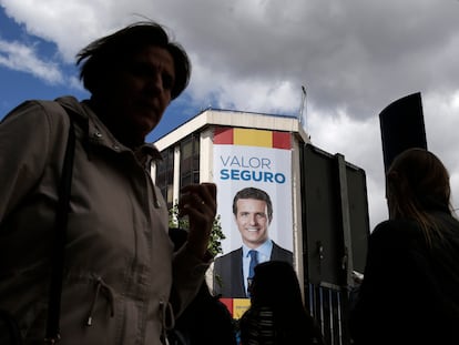 Publicidad de Pablo Casado en la sede de la calle de Génova en Madrid al día siguiente del batacazo del PP en las elecciones legislativas del 28-A, en 2019.