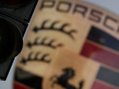El logo de la marca Porsche en un centro de exposición de Frankfurt (Alemania).