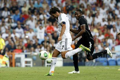 Raúl engatilla un pase de Di María para hacer el primer gol del partido. El delantero de 36 años hizo 323 tantos oficiales con el Madrid.