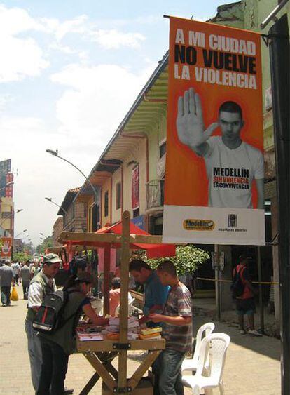 Participantes en actividades organizadas por la alcadía de Medellín (Colombia) para combatir la violencia.