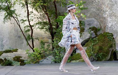 Kaia Gerber fue la encargada de abrir el desfile de Chanel en París.