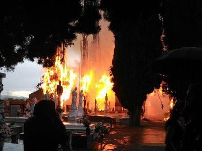 Incendio en el cementerio de la localidad leonesa de Cacabelos.