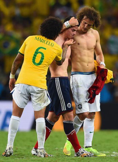 Marcelo y David Luiz consuelan a James.