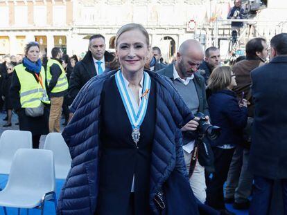 La presidenta de la Comunidad de Madrid, Cristina Cifuentes, antes del inicio de la misa en honor a la patrona de Madrid, la Virgen de la Almudena.