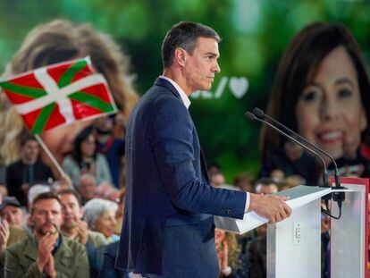 El presidente del Gobierno y líder del PSOE, Pedro Sánchez, participa en un acto electoral este lunes en Vitoria.