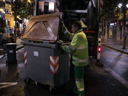 Un trabajador durante la recogida de basura en Barcelona.