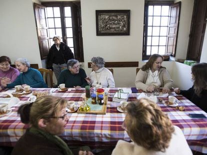 Participantes en el proyecto para combatir la soledad desayunan en el comedor del convento de San Francisco de Betanzos (A Coru&ntilde;a).