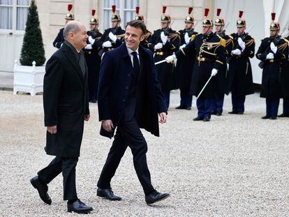 El presidente de Francia, Emmanuel Macron (derecha), y el canciller alemán, Olaf Scholz, este domingo en el palacio del Elíseo, en París.