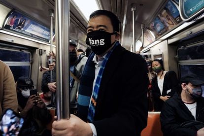 Andrew Yang, en el metro de Nueva York el pasado 5 de abril.