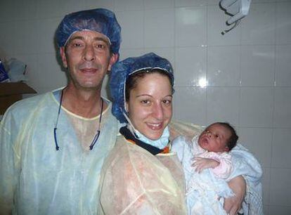 José Ramón Núñez y María del Carmen Castillo, con el niño.