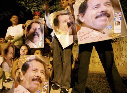 Seguidores sandinistas muestran carteles de Daniel Ortega durante la campaña presidencial de 2006.