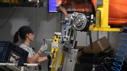 Una mujer trabaja en la fábrica de Opel en Zaragoza, España.