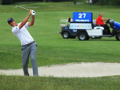 Nicolas Colsaerts golpea la bola en el Masters de Austria el pasado junio, ante un buggy con cronómetro.