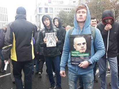 Jóvenes reclaman la libertad de los presos políticos en Moscú, el pasado 29 septiembre. 