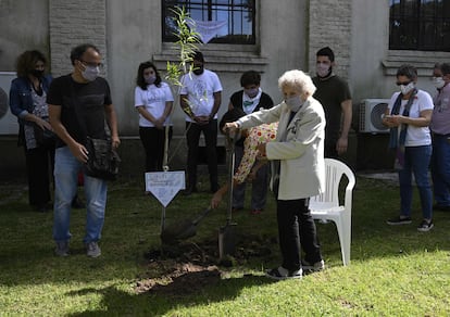 Lita Boitano, presidenta de la organización de derechos humanos Familiares de Desaparecidos y Detenidos por Razones Políticas, participa en una ceremonia plantando un árbol, el día de hoy en Buenos Aires.