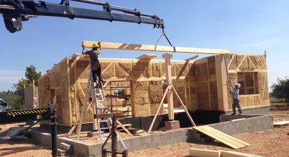 Vivienda unifamiliar con módulos prefabricados de Okambuva en Chiva (Valencia) realizada por los arquitectos Emma Martínez y Juan Pablo Pellicer.