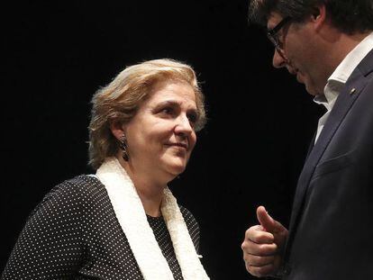 El expresidente Carles Puigdemont con la periodista Pilar Rahola, en una imagen de archivo.