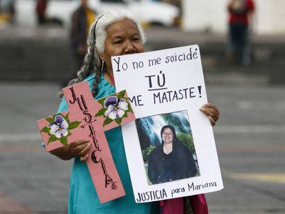 Irinea Buendía, madre de Mariana Lima, durante una protesta contra los feminicidios en 2014.