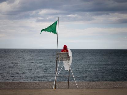 Torre de salvaguarda en la playa del Fòrum, en Sant Adrià, en junio.