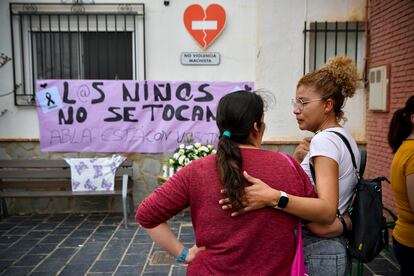 ABLA (ALMERÍA), 18/03/2024.- Vecinas de Abla (Almería) colocan flores en la puerta del colegio donde estudiaba una de las niñas presuntamente asesinadas por envenenamiento por su padre y donde se ha decretado tres días de luto oficial. EFE / Carlos Barba

