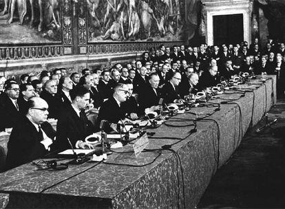El 25 de marzo de 1957 se firmaron los Tratados Constitutivos de la Comunidad Económica Europea y de la Comunidad Europea de la Energía Atómica (Euratom) que, junto con el de la Comunidad del Carbón y del Acero, constituyen la semilla de la UE. Alemania, Francia, Italia, Bélgica, Holanda y Luxemburgo fueron los miembros fundadores.