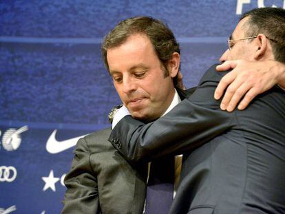 Rosell y Bartomeu, tras anunciar el primero su dimisi&oacute;n, en enero de 2014.  