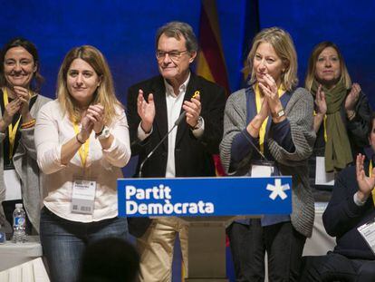 Arrur Mas, escoltado por Marta Pascal y Neus Munté, en el acto de su despedida.